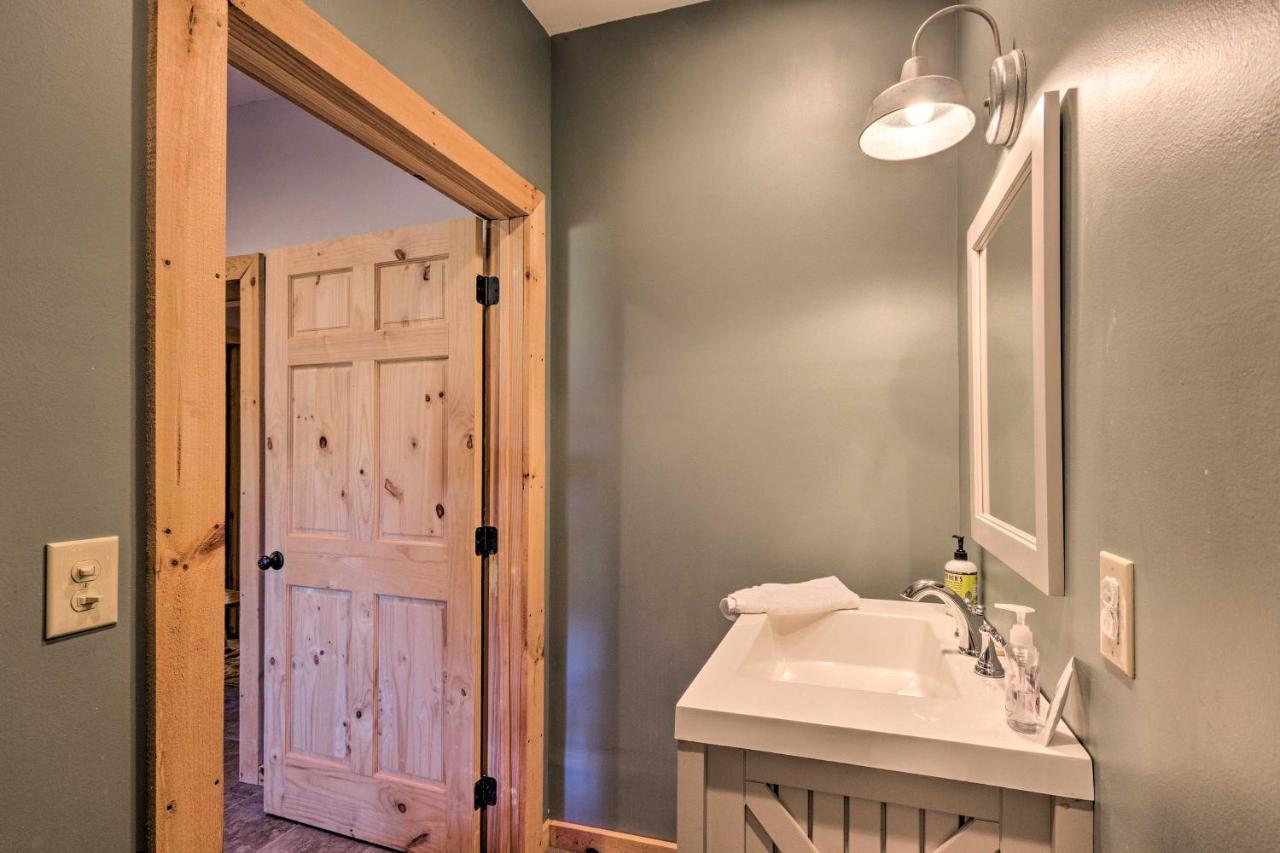 Pet-Friendly Blue Ridge, Cherokee Forest Retreat! グリーンビル  エクステリア 写真