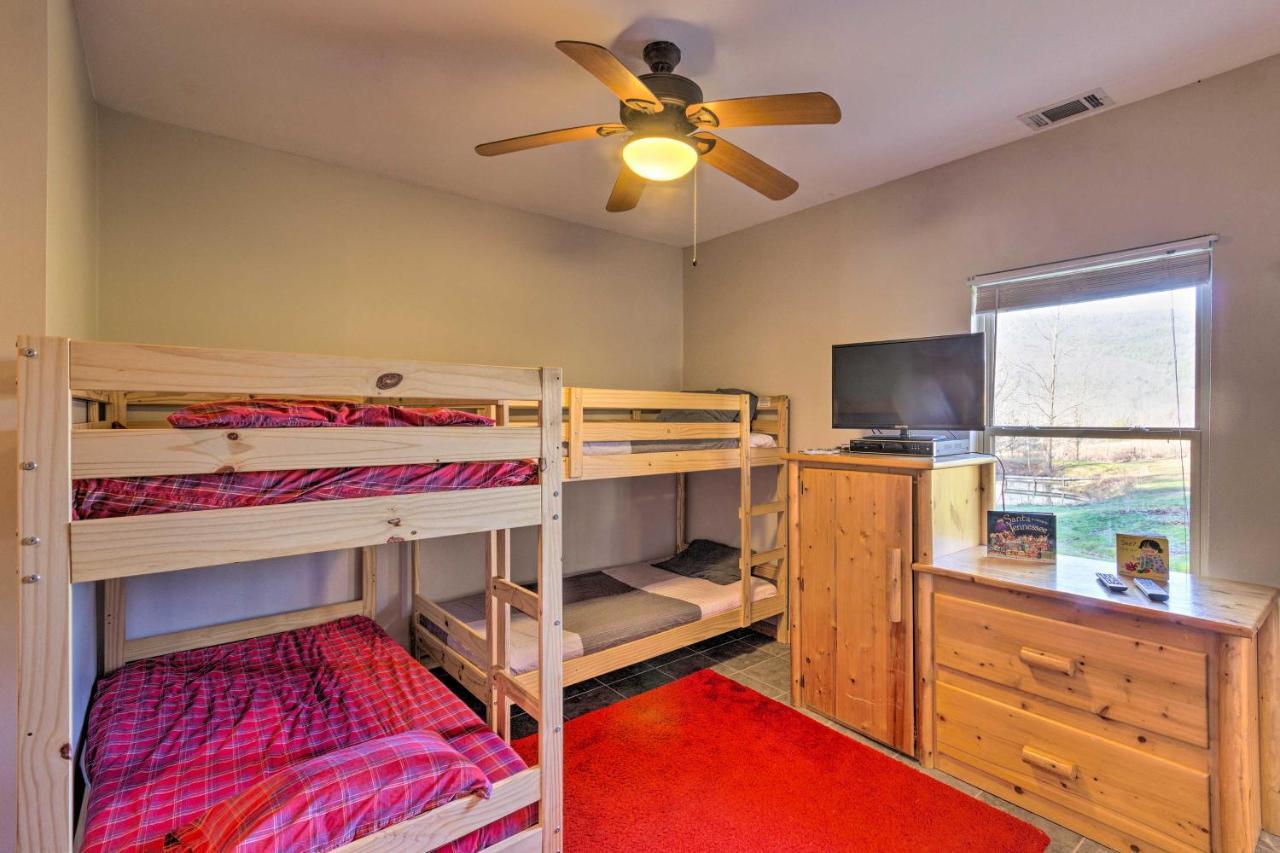Pet-Friendly Blue Ridge, Cherokee Forest Retreat! グリーンビル  エクステリア 写真